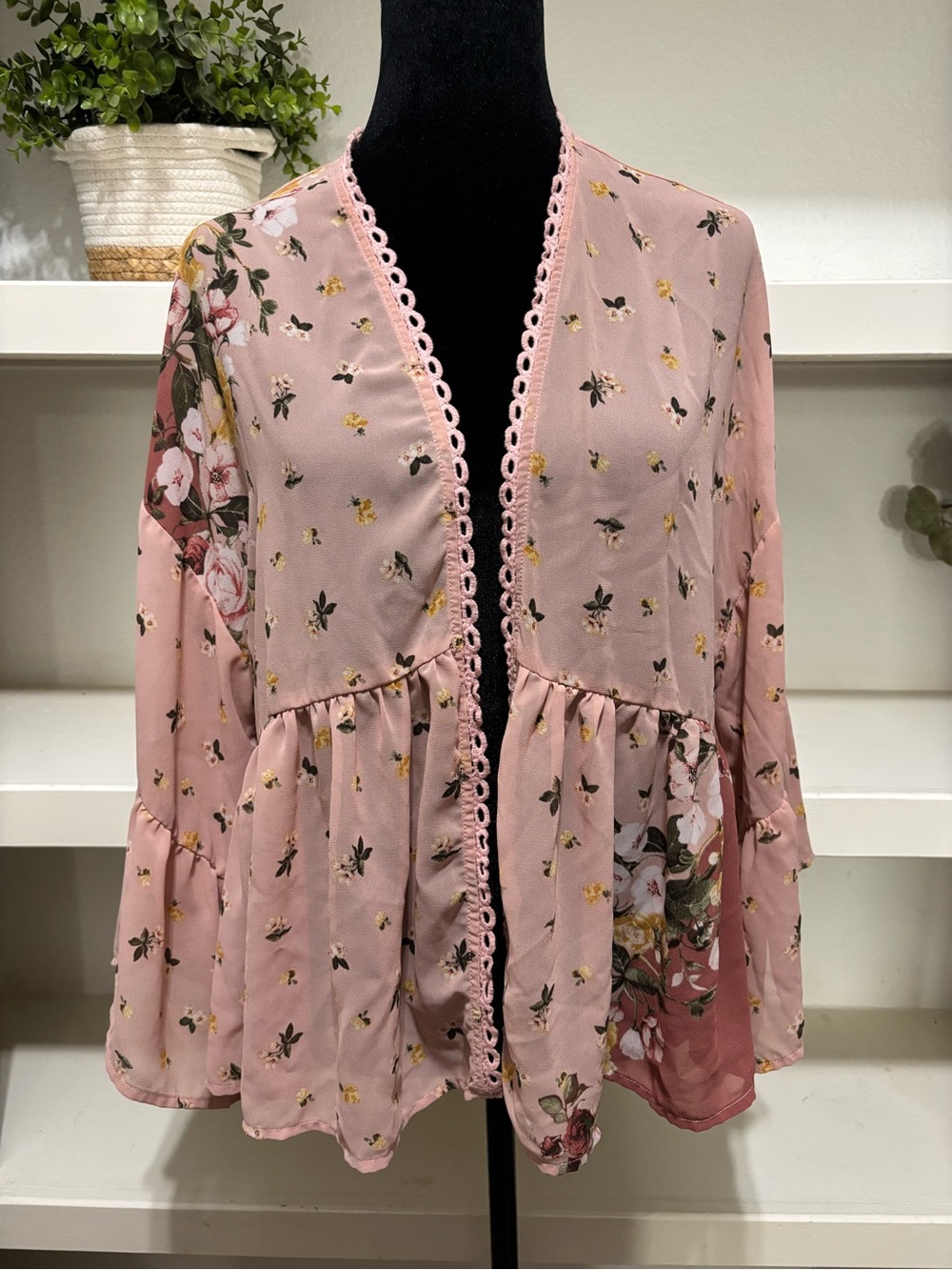 Xhilaration Pink Floral Lace-Trim Kimono Robe